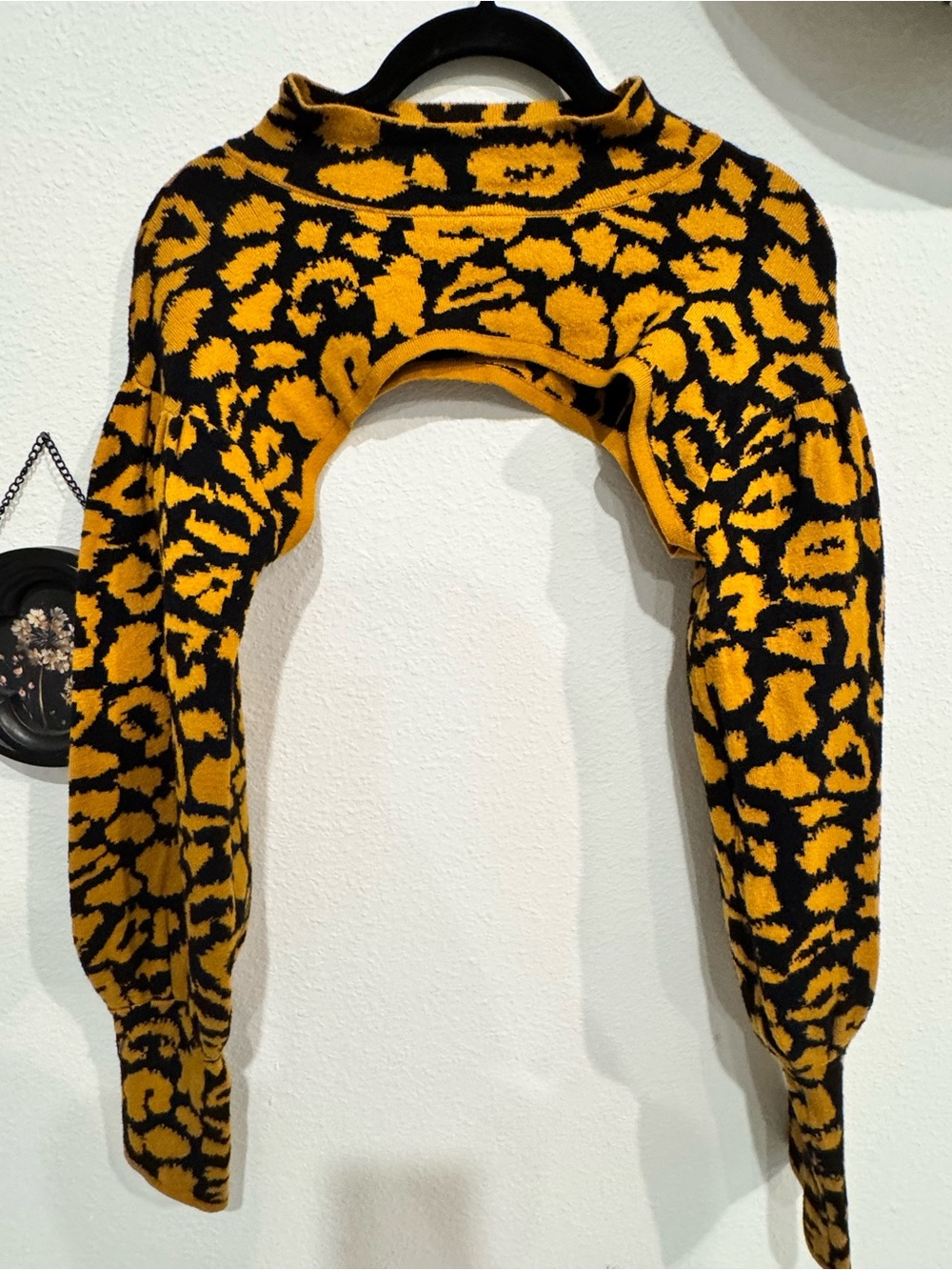 Womenโs Black & Yellow Animal Print Knit Cropped Shrug Sweater